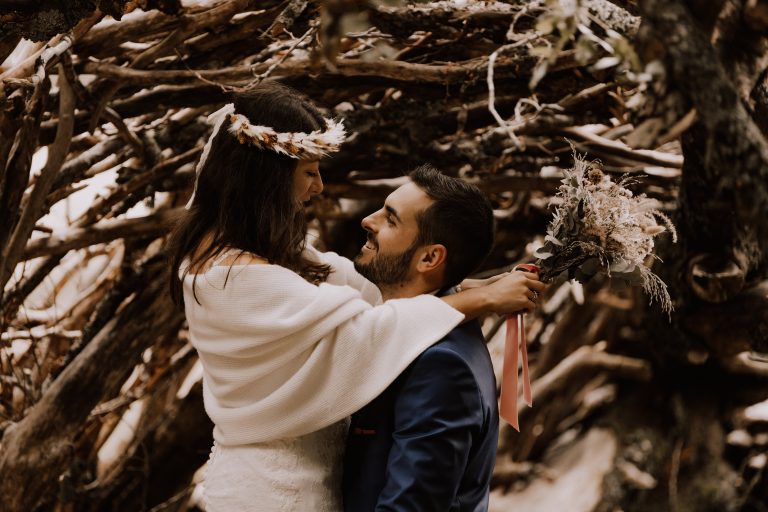 Deux jeunes mariés qui vont s'embrasser - Wedding Planner Organisation Mariage Clermont-Ferrand Auvergne Rhône Alpes Lyon