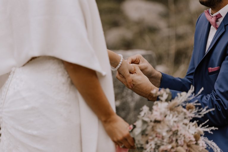 Un marié passant la bague au doigt de son épouse - Wedding Planner Organisation Mariage Clermont-Ferrand Auvergne Rhône Alpes Lyon