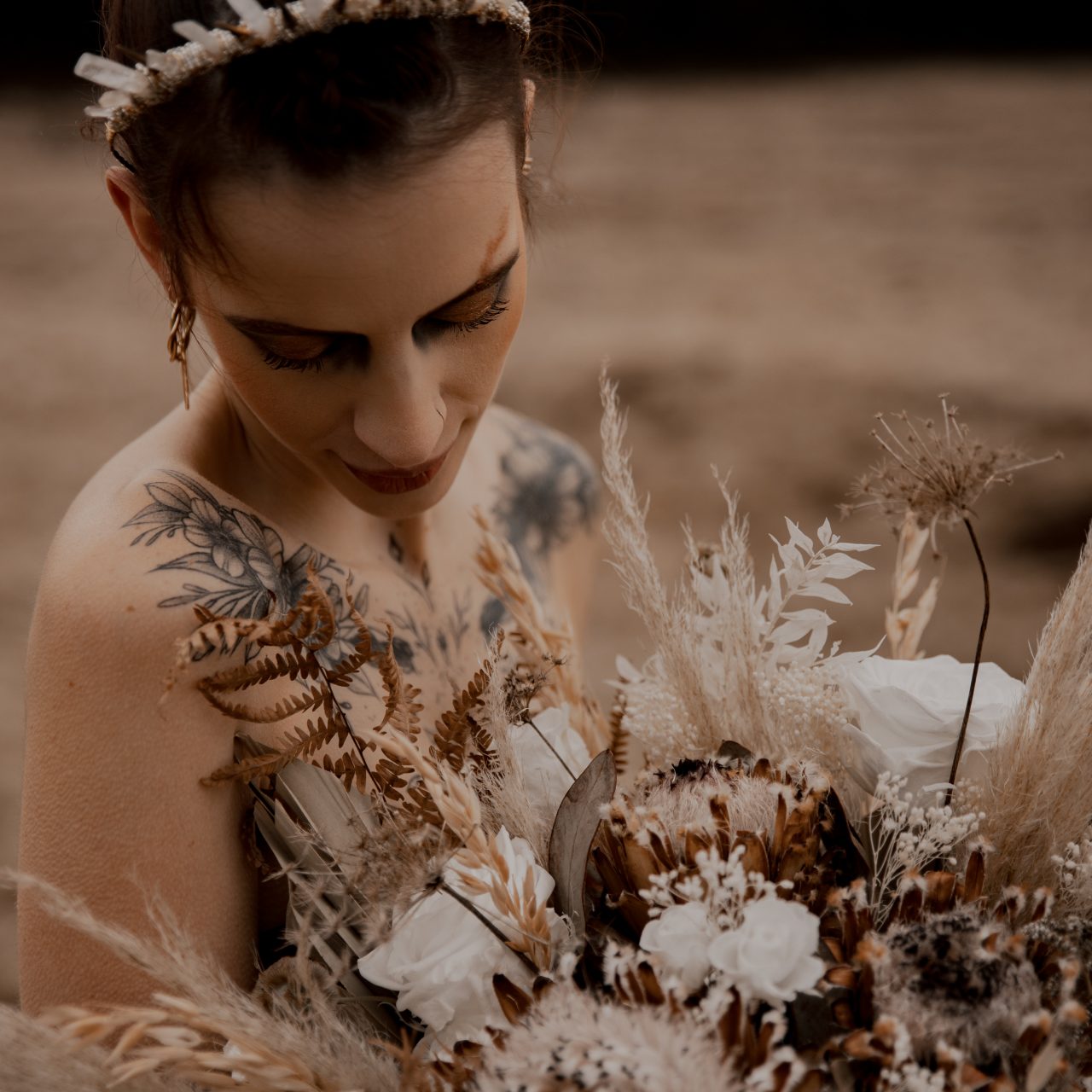 Mariée portant une couronne et un bouquet de fleurs - Wedding Planner Allier Cantal Puy de Dôme