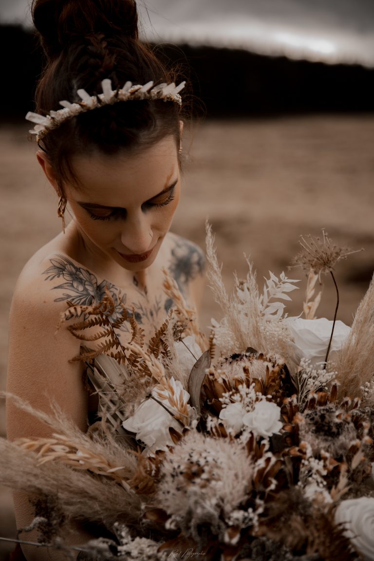 Mariée portant une couronne et un bouquet de fleurs - Wedding Planner Allier Cantal Puy de Dôme