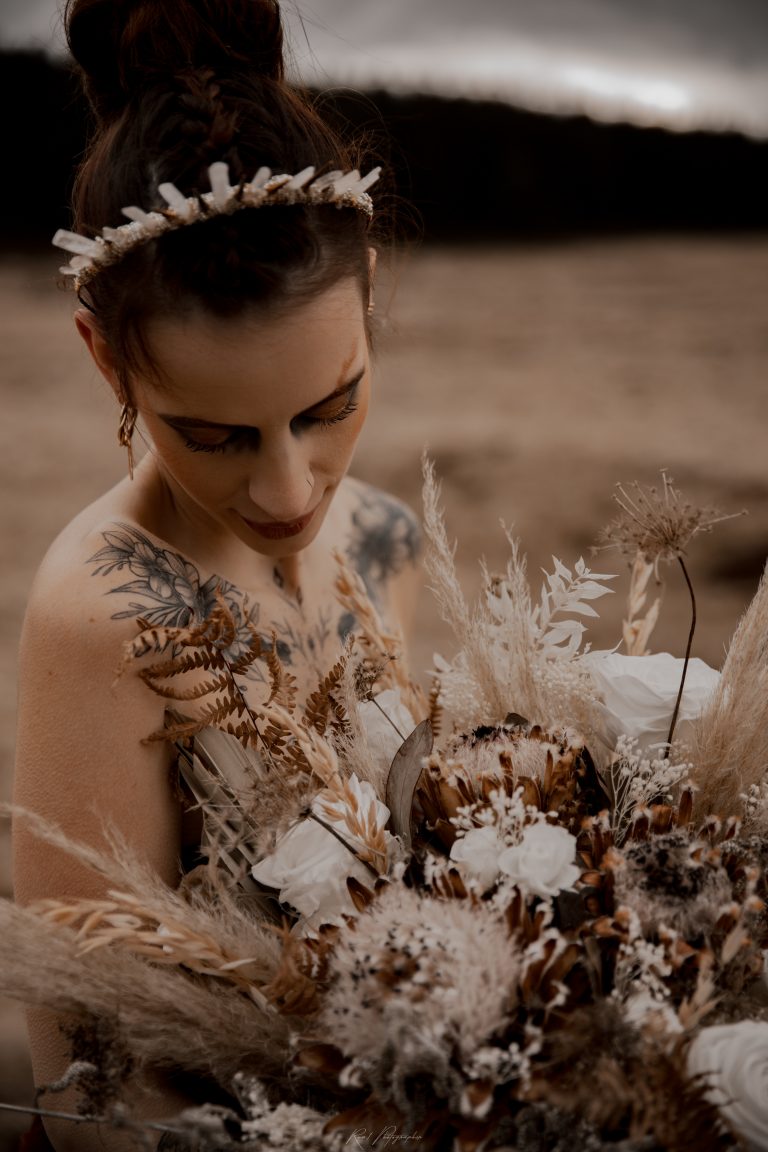 Mariée portant une couronne et un bouquet de fleurs- Wedding Planner Organisation Mariage Clermont-Ferrand Auvergne Rhône Alpes Lyon