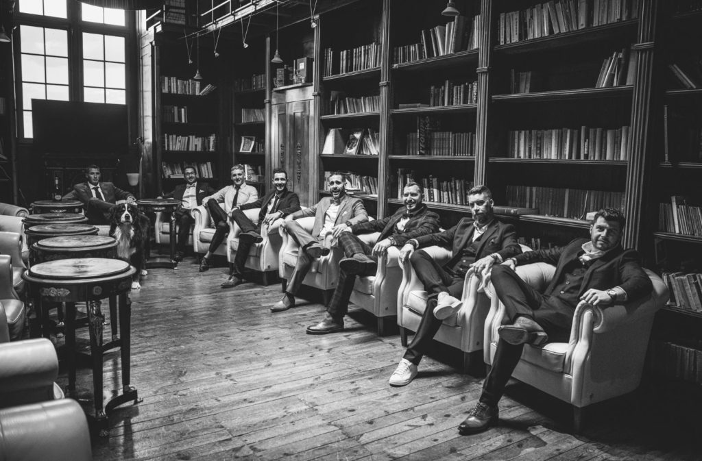 La team groom dans la bibliothèque du chateau 