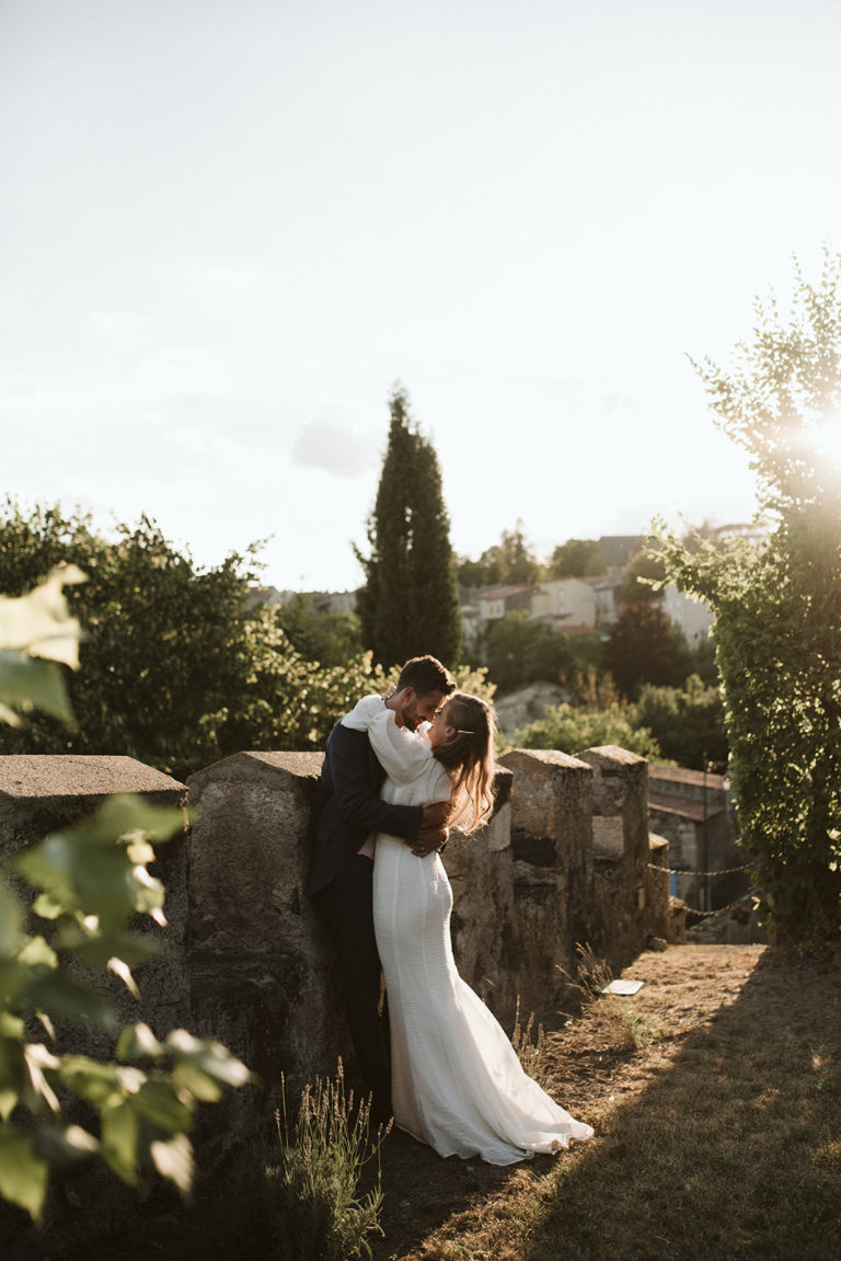 les mariés qui s'embrassent au coucher du soleil - mariage haut de gamme auvergne