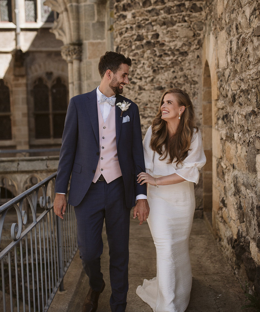 mariés marchant les yeux dans les yeux - mariage haut de gamme auvergne