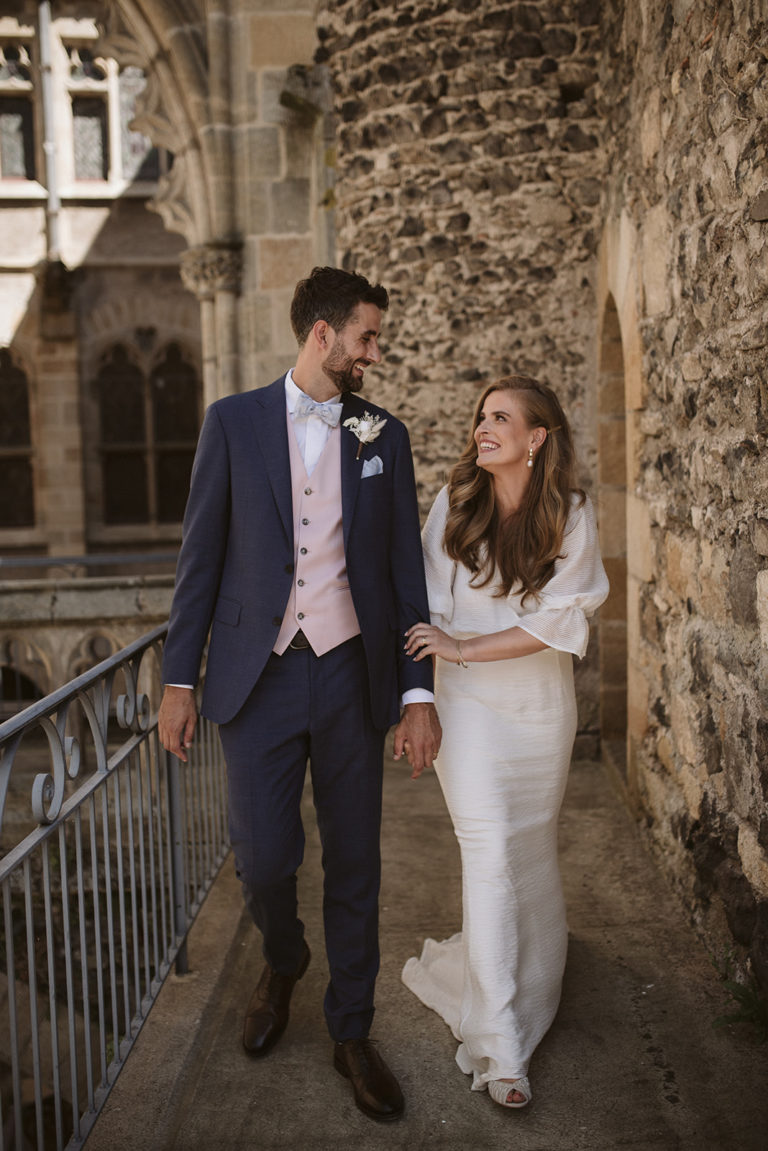 mariés marchant les yeux dans les yeux - mariage haut de gamme auvergne